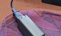 自重でコンセントから抜ける充電器重さ問題と解決方法